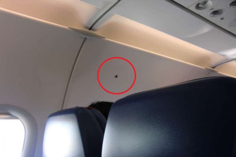 ▲飛機機艙內靠窗座位上的三角形標誌，其實有重大的功能。（圖／翻攝自travel.okezone）