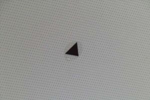 ▲這個三角形標示，是用來提醒空服人員要檢查機翼時，一眼就知道該看哪一個窗口。（圖／翻攝自travel.okezone）
