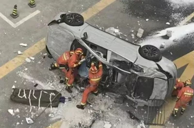 ▲中國電動汽車大廠「蔚來」22日傳出，有測試車輛從高樓衝出並墜下的驚悚事故。（圖／翻攝自微博）