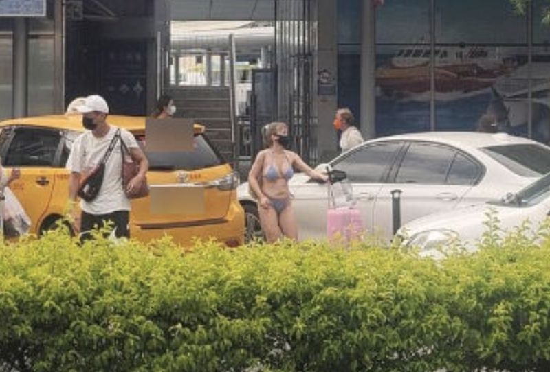 ▲網友近日在屏東港捕獲一名穿著比基尼在攔車的辣妹，引起廣大討論。（圖/爆廢公社公開版）