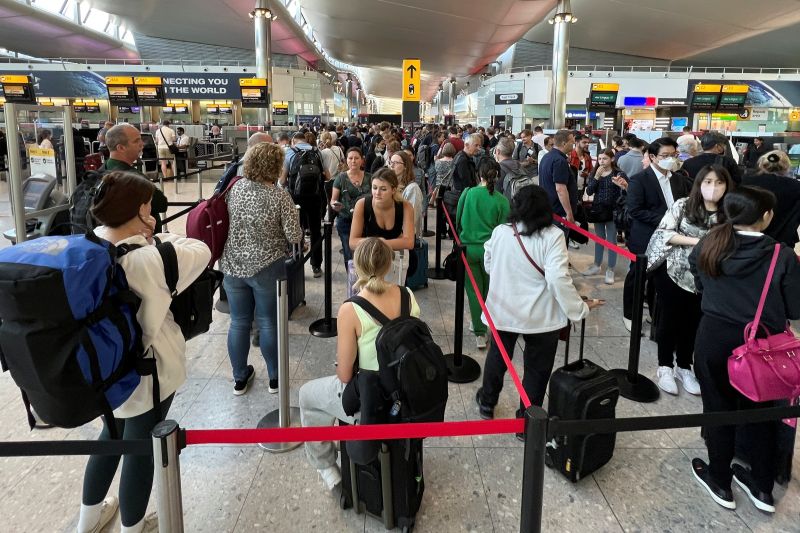▲英國倫敦希斯羅機場（Heathrow Airport）表示，目前每天自該機場起飛的旅客人數上限措施，將延長實施至10月底，以因應後疫情時代旅客增多、工作人員短缺所造成的混亂。（圖／美聯社／達志影像）