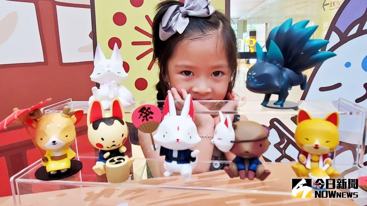 ▲「牛奶玩具公司」帶著代表作小福獸與神社造景快閃高雄SKM Park與奶粉見面。（圖／記者陳美嘉攝，2022.06.23）