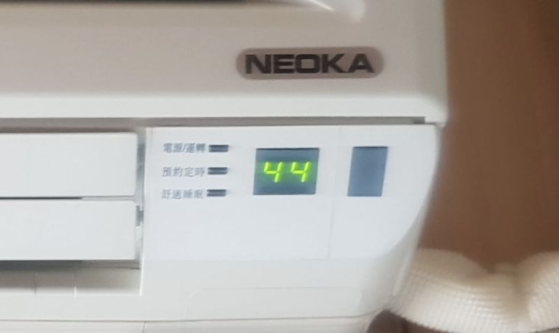 ▲一名網友分享自家西曬房間的溫度,竟然飆到44度,讓他苦嘆「7、8月怎麼過!」(圖/翻攝自「爆廢公社公開版」)