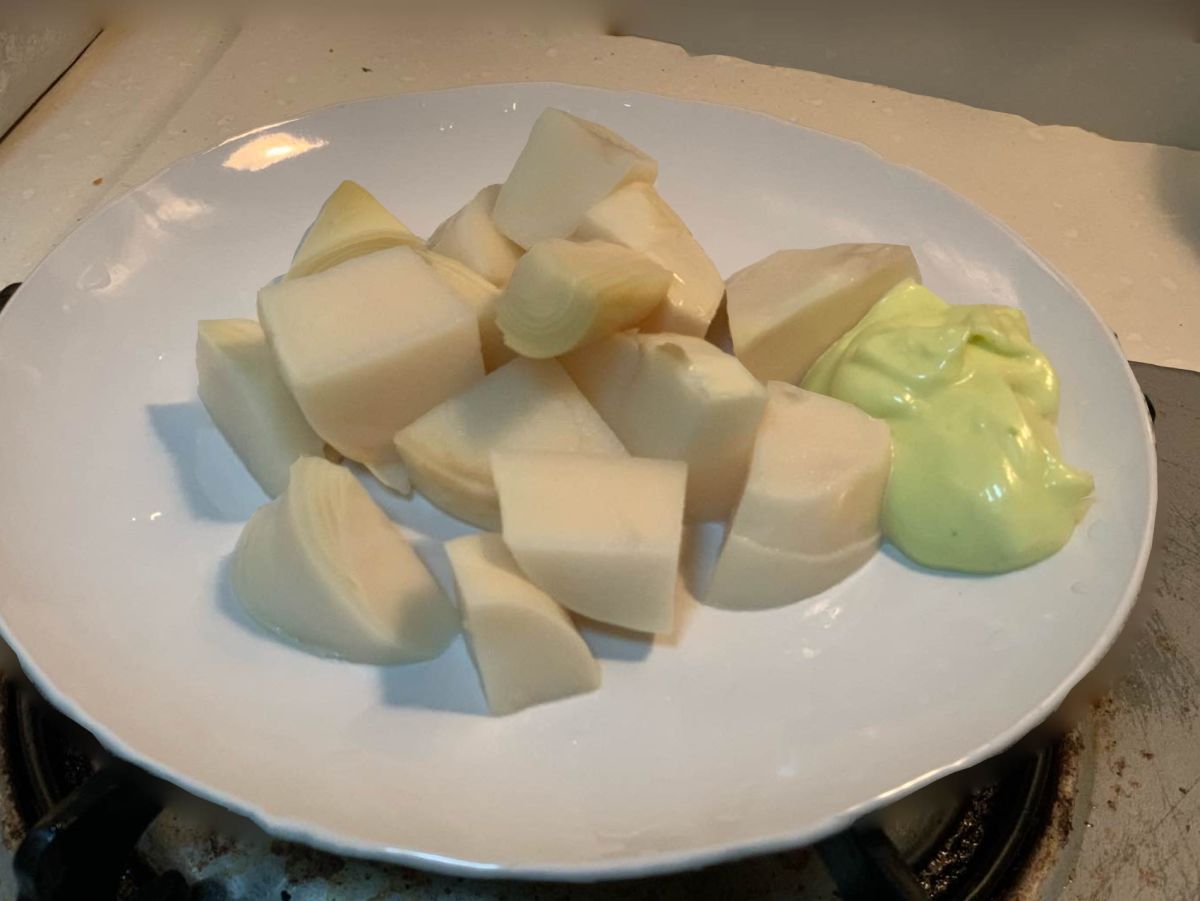 ▲一名網友分享「涼筍」的特殊吃法，有別於以往大多人都只加入美乃滋，他「多擠一坨」搭配，引發廣大迴響。（圖／翻攝自廚藝公社）