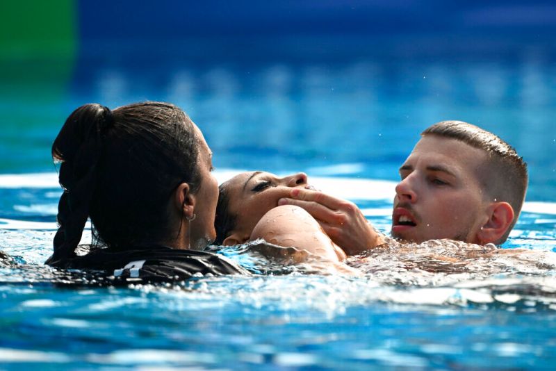 影／美水上芭蕾選手比賽突昏迷沉池底　教練急跳水救人