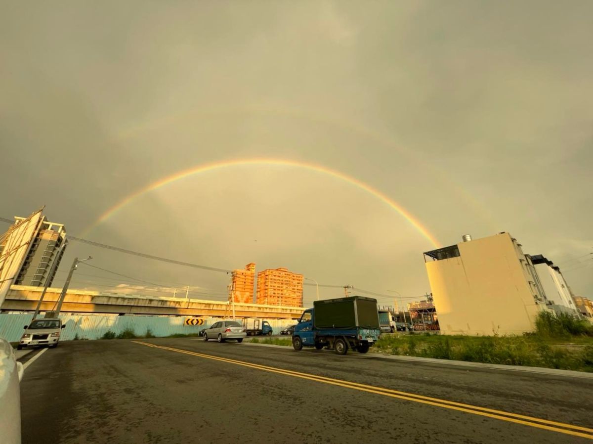 ▲美麗的雙彩虹於台灣三縣市驚喜現身。（圖／彰化Ymca社會服務部臉書）