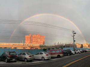 ▲在雷雨後，不少民眾在天上發現美麗的拱型雙彩虹。（圖／彰化Ymca社會服務部臉書） 