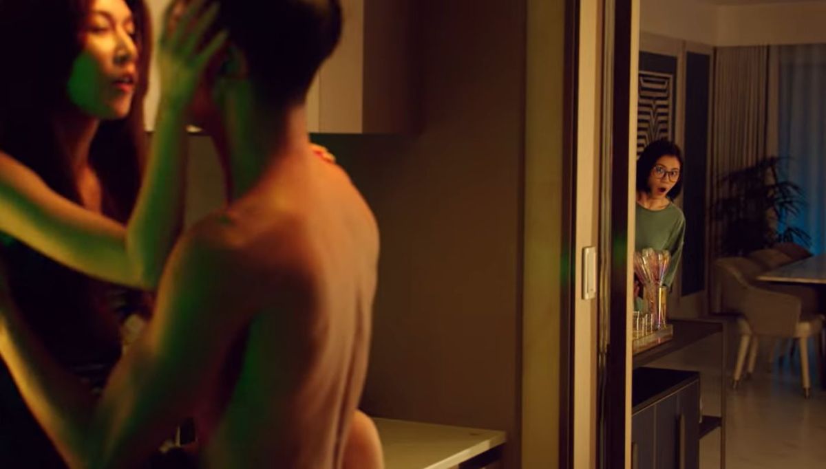 ▲曾莞婷（左起）、鍾承翰親密場面被賈靜雯目睹。（圖／翻攝草舍文化YouTube）