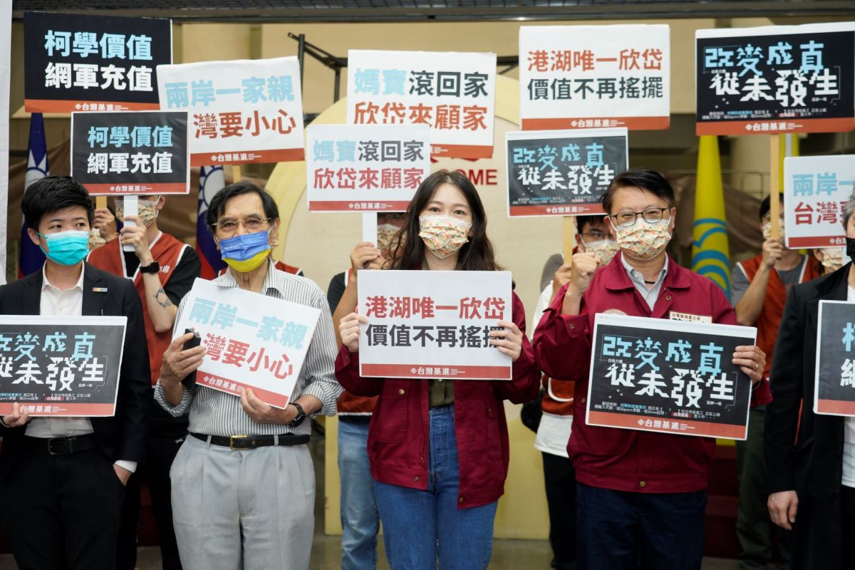 ▲知名網紅醫師吳欣岱（中），決定受台灣基進黨徵召，參選北市內湖、南港區議員。（圖／台灣基進提供）