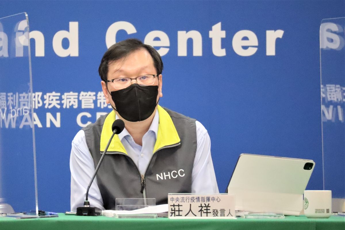 ▲中央流行疫情指揮中心今（17）日公布，最新的疫苗接種後不良事件通報，一名92歲女性接種莫德納次世代疫苗，在10日後死亡，為國內第4例打次世代疫苗後的死亡個案。（圖／指揮中心）