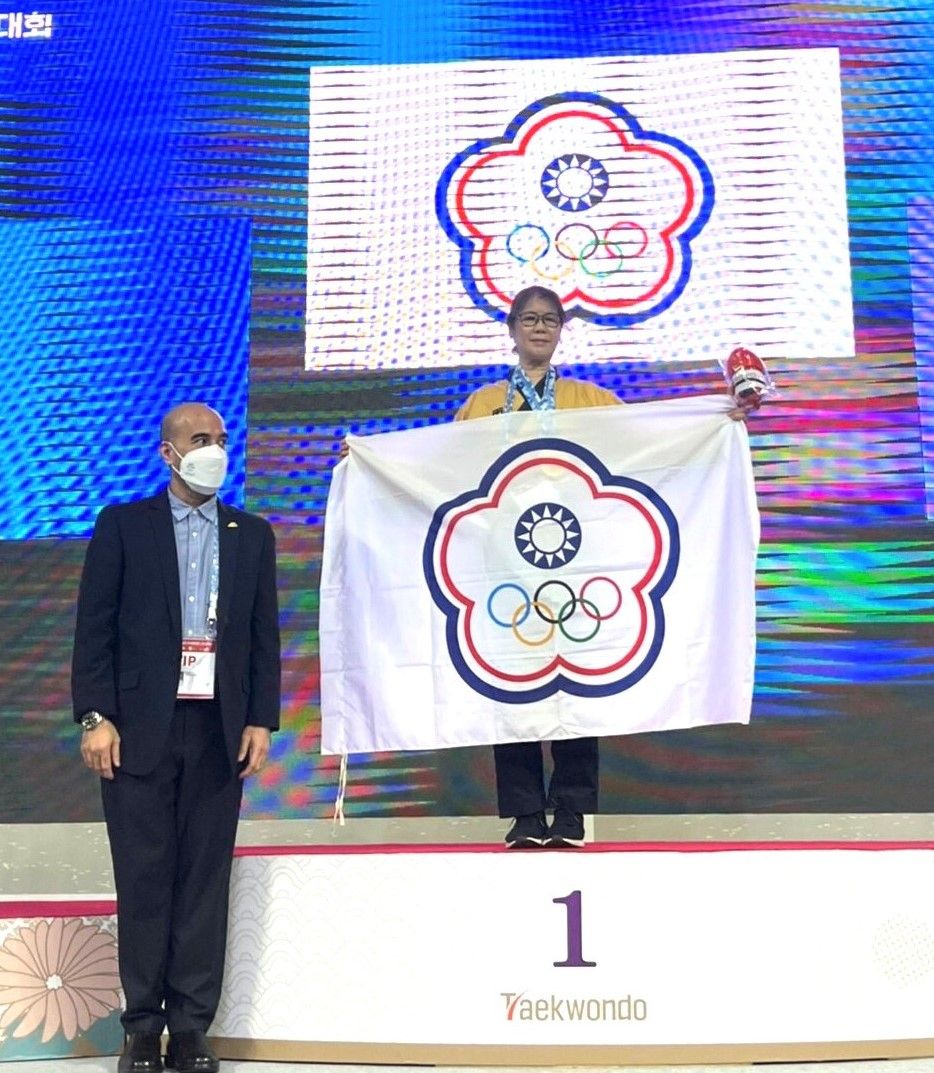 ▲跆拳貴婦美魔女羅玉蓮，在2022年亞洲跆拳道品勢錦標賽中，勇奪65歲組女單金牌。（圖／羅玉蓮提供）