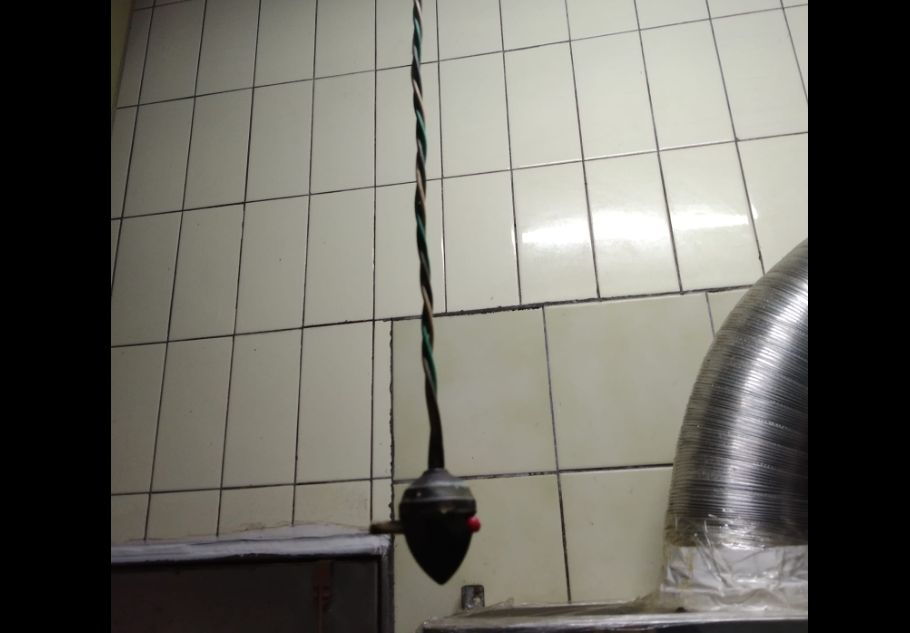 ▲這種「蛋型電燈開關」是不少人童年的噩夢。（圖／翻攝《爆怨2公社》）