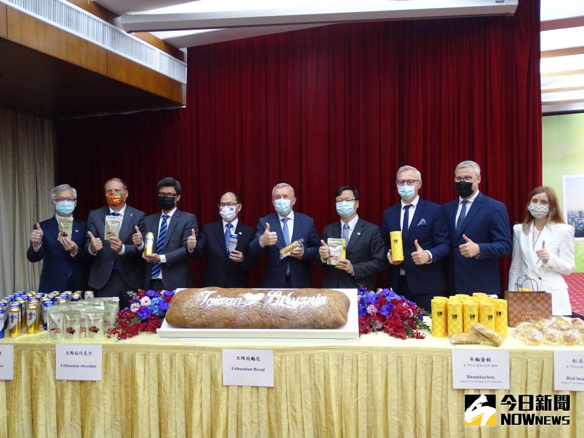 ▲外交部舉行「立陶宛農業部政務次長吉爾卓帝斯訪問團」記者會，推廣立陶宛農業產品。(圖／記者呂炯昌攝，2022.06.24)