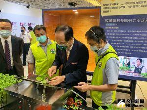 ▲「嫁接輔助機具」即使是沒受過訓練的新手,也可輕易上手。(圖/記者陳美嘉攝,2022.06.24) ▲「嫁接輔助機具」即使是沒受過訓練的新手,也可輕易上手。(圖/記者陳美嘉攝,2022.06.24)