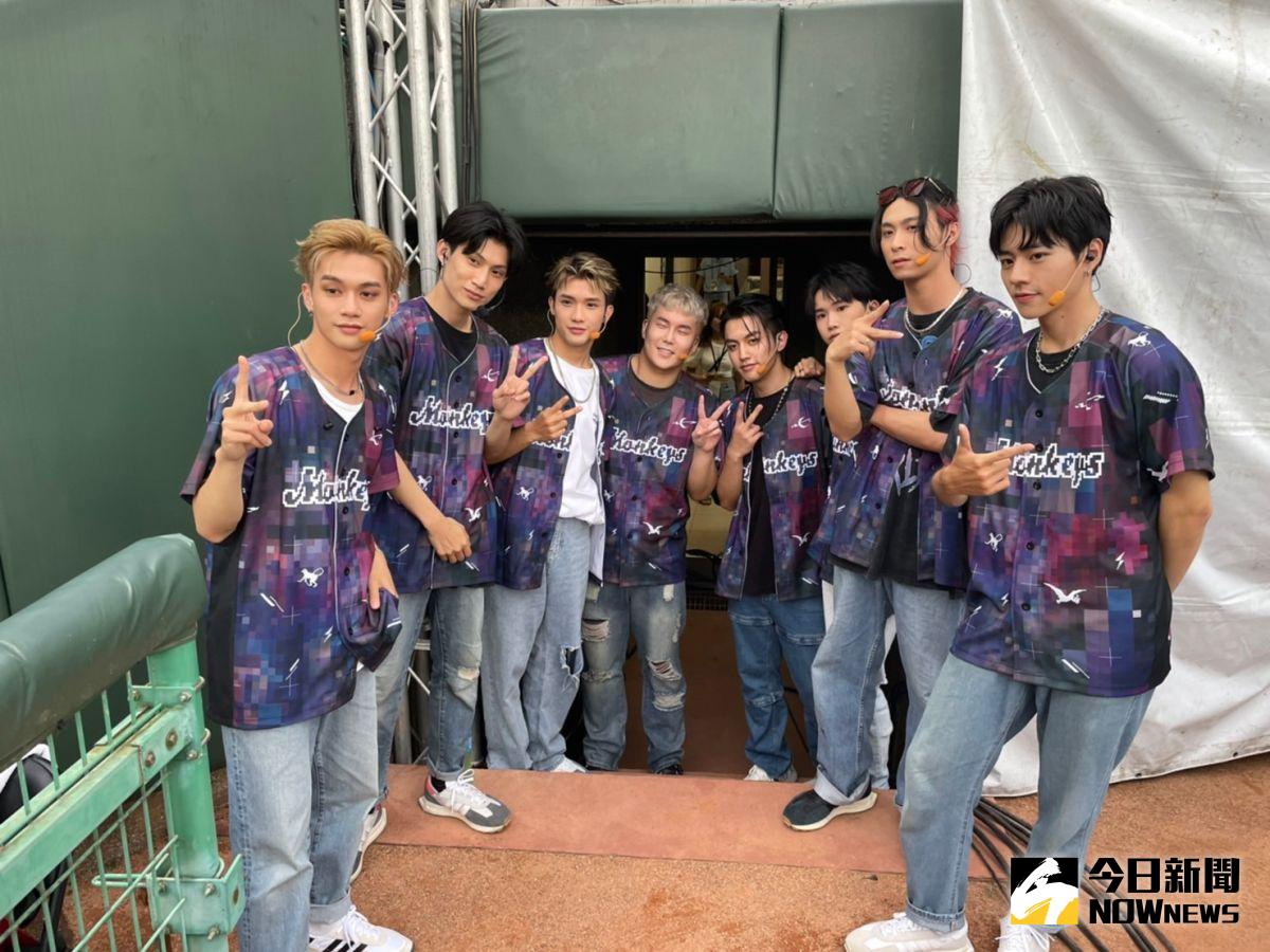 ▲原子少年開球，林佳辰(地球)、黃莑茗(水星)、唐立杰(土星)、周子翔(海王星)、Nelson(金星)、小宜(木星)、高有翔(天王星)以及MAX(火星)。（圖／吳政紘攝）