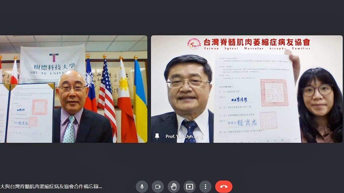 ▲樹德科大副校長嚴大國(左)與SMA病友協會理事長鐘育志(中)視訊簽署合作備忘錄。（圖／樹德科大提供）