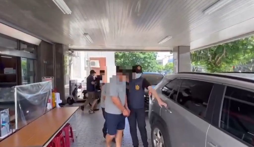 ▲夫教唆友人「當街攔車擄妻」！休假警撞見，機警通報逮人。（圖／翻攝畫面）