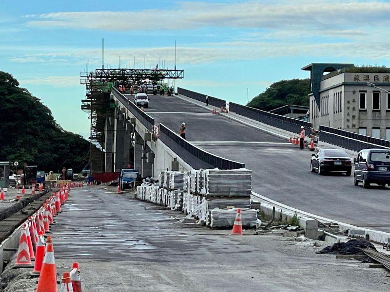 ▲南方澳大橋的重建工程進度已達89.53％，預計9月18日通車。（圖／記者王敏旭攝，2022.06.25）