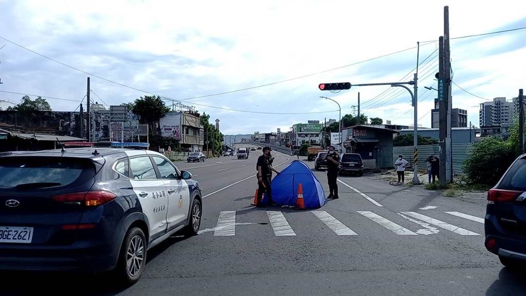 ▲高雄市岡山區今（25）日早上7點30左右發生一起死亡車禍，一輛砂石車不明原因與腳踏車擦撞，外籍腳踏車女騎士當場死亡。（圖／翻攝畫面）
