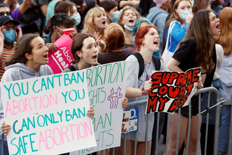 ▲美國最高法院推翻墮胎權一事，在美國各地引起抗議浪潮。（圖／美聯社／達志影像）