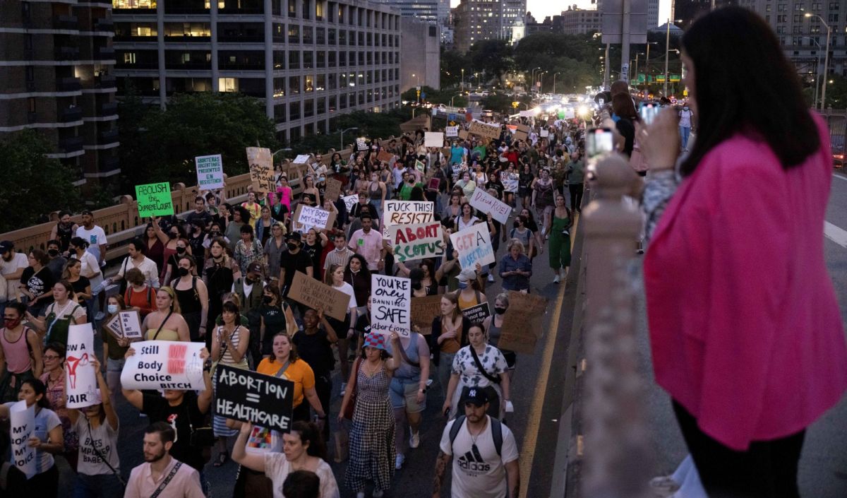 ▲美國最高法院推翻1973年「羅訴韋德案」保障墮胎權的歷史性裁決，未來墮胎是否合法將交由各州決定。這意味著未來墮胎議題只會越來越政治化，恐進一步撕裂美國社會。圖為紐約街頭支持墮胎權的抗議民眾。（圖／美聯社／達志影像）