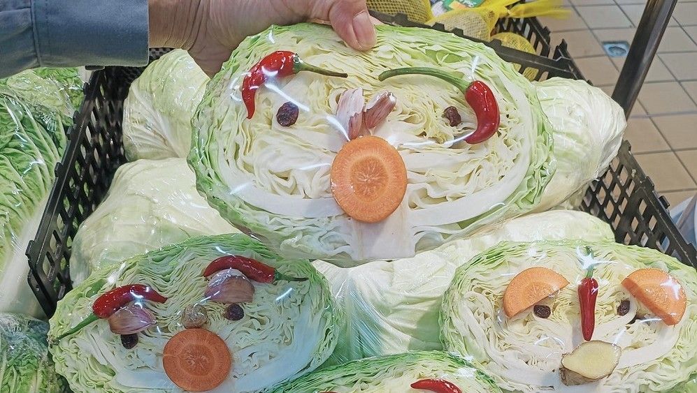 ▲家樂福的「高麗菜臉孔」在網路上暴紅，另有36元大白菜臉孔，網友大推有魔性，看了會莫名想買。（圖／取自家樂福西屯店）