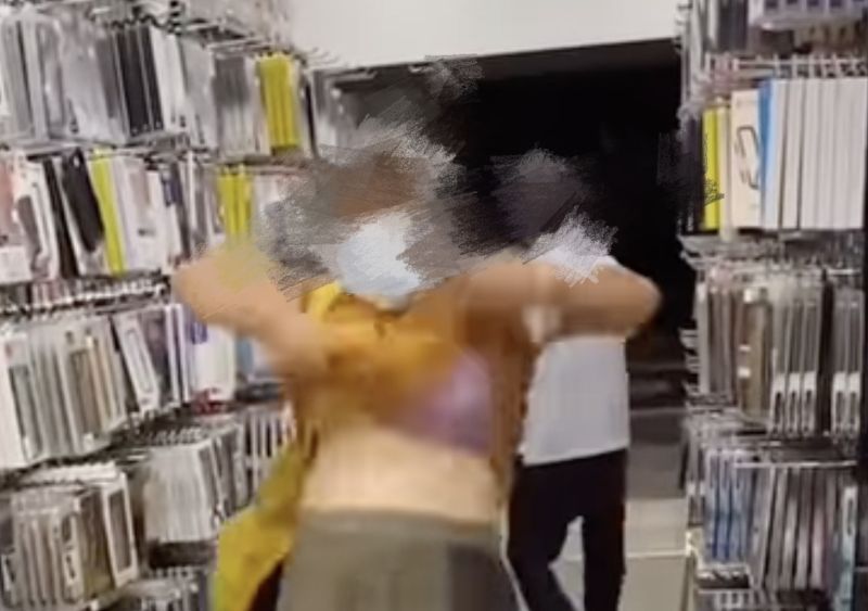 ▲近日在Tik Tok上流傳一段影片，一名婦人衝進一間超商之後，直接掀起上衣炸春光，讓網友超傻眼。（圖/爆廢公社公開版）