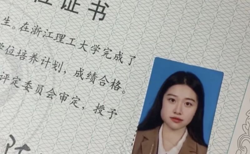 拔完智齒拍證件照！正妹一拿「畢業證書」崩潰：是倉鼠嗎
