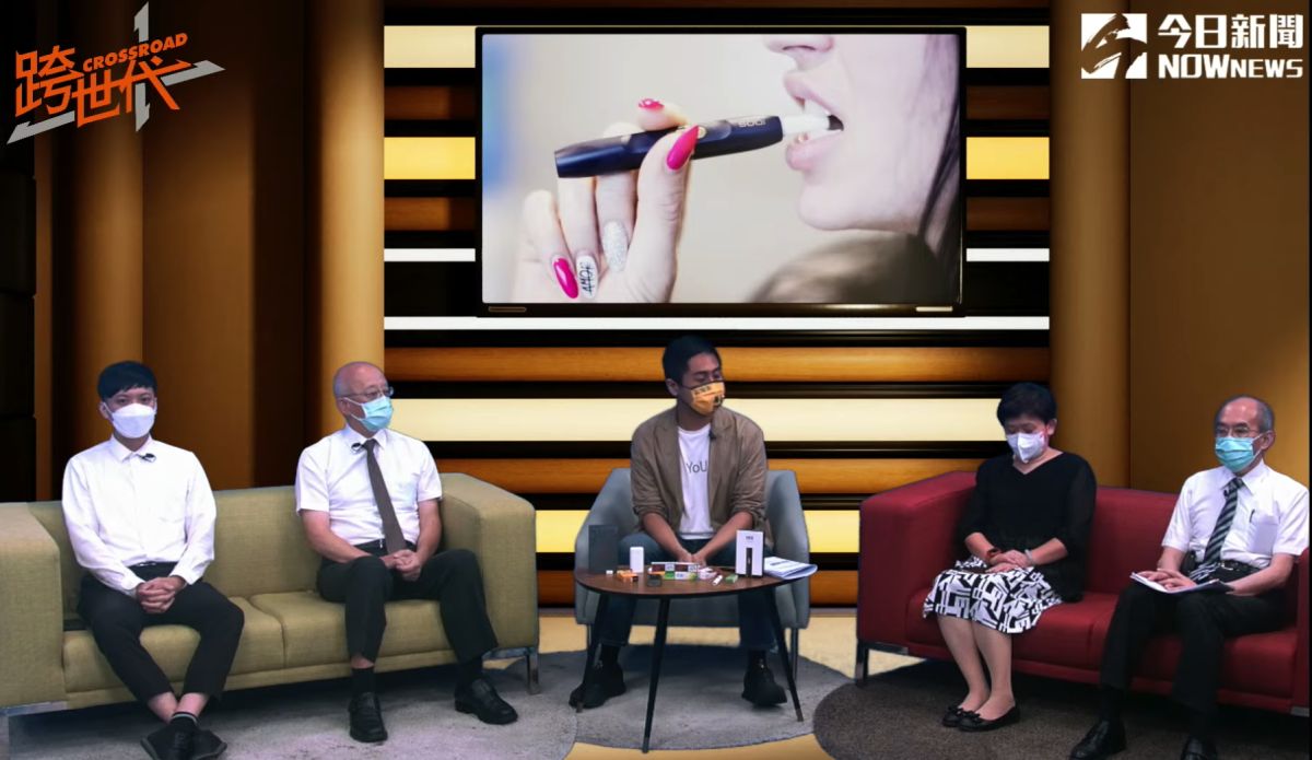 ▲青年代表董書序（左一）指出，不管是對吸菸者、周遭他人或環境，加熱菸的危害都更少。陽明交大副校長既藥學院院長康照洲則說，此次修法看到的相關配套較少，應該是未來著重的重點。（圖／跨世代論壇）