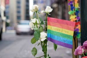 ▲慘案發生後，哀悼者於附近放置的鮮花和彩虹旗。（圖／美聯社／達志影像）