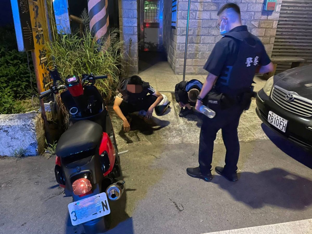 ▲如此異想天開，竟用口罩遮在改裝車車牌上想躲避警方查緝，沒想到更引來眼尖警攔查開罰。（圖／大園分局提供）
