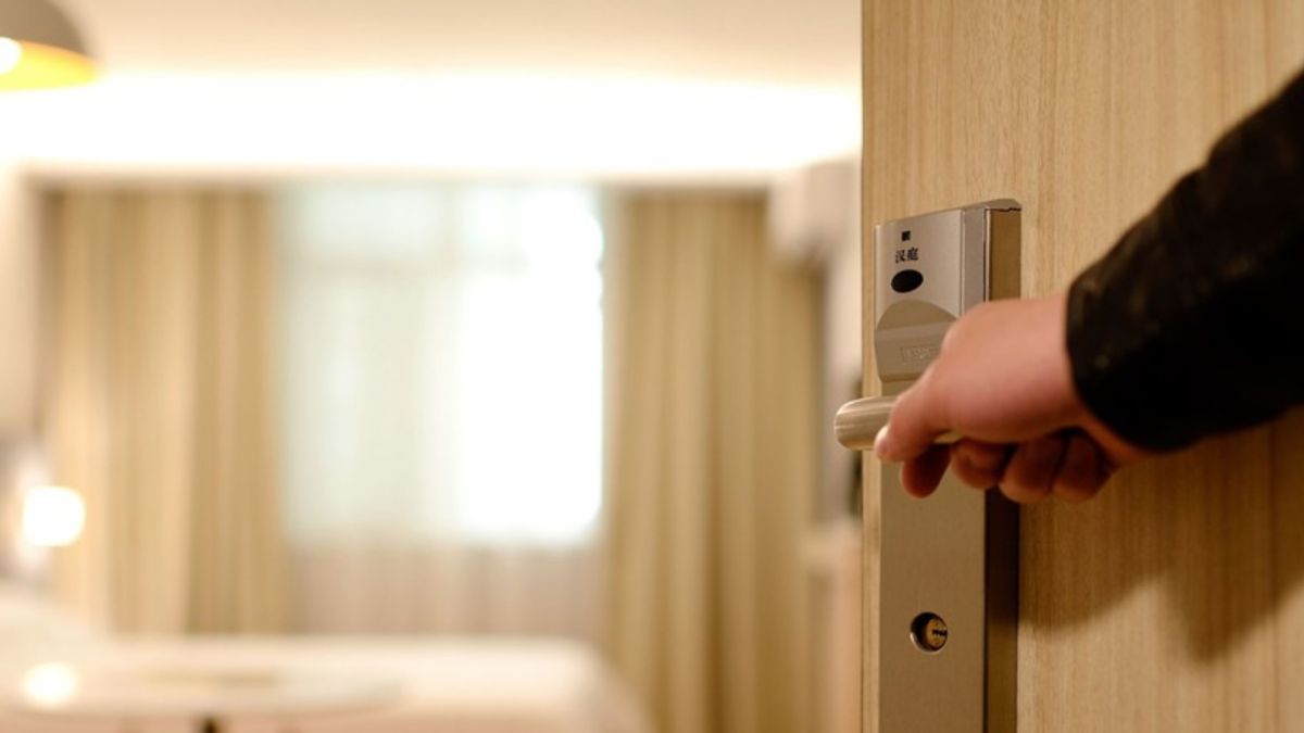 ▲一名正妹網友抱怨隔壁鄰居很吵，而且每次只有吵10分鐘左右，原因讓大家笑到不行。（示意圖／Pixabay）