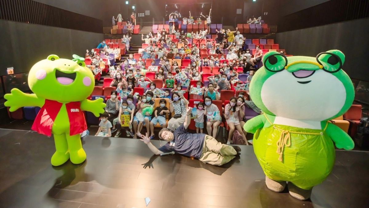 ▲公益活動邀請故事達人「胖叔叔」帶來繪本故事，還有「莉莎奶奶」的童趣帶動唱等。（圖／三發教育基金會提供）