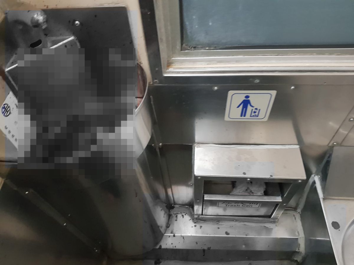 ▲有網友日前搭火車時，準備小號時一開門，驚見廁所內「血紅一片」嚇壞。（圖／爆料公社）