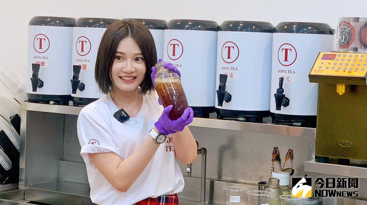 ▲知名網紅團體「反骨男孩」成員的艾瑞絲，應邀南下高雄，為連鎖茶飲「湯尼紅茶」擔任一日店長。（圖／記者陳美嘉攝，2022.06.25）