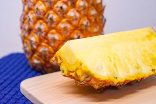 ▲鳳梨心甜度低、口感硬，經常直接被扔掉。（示意圖／取自photo AC）