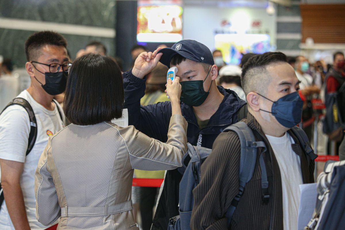 ▲中央流行疫情指揮中心指揮官王必勝22日宣布，邊境將於10月中旬開放，檢疫可從現行「3+4」轉為「0+7」，預計將於10月13日實施。(圖／記者葉政勳攝)