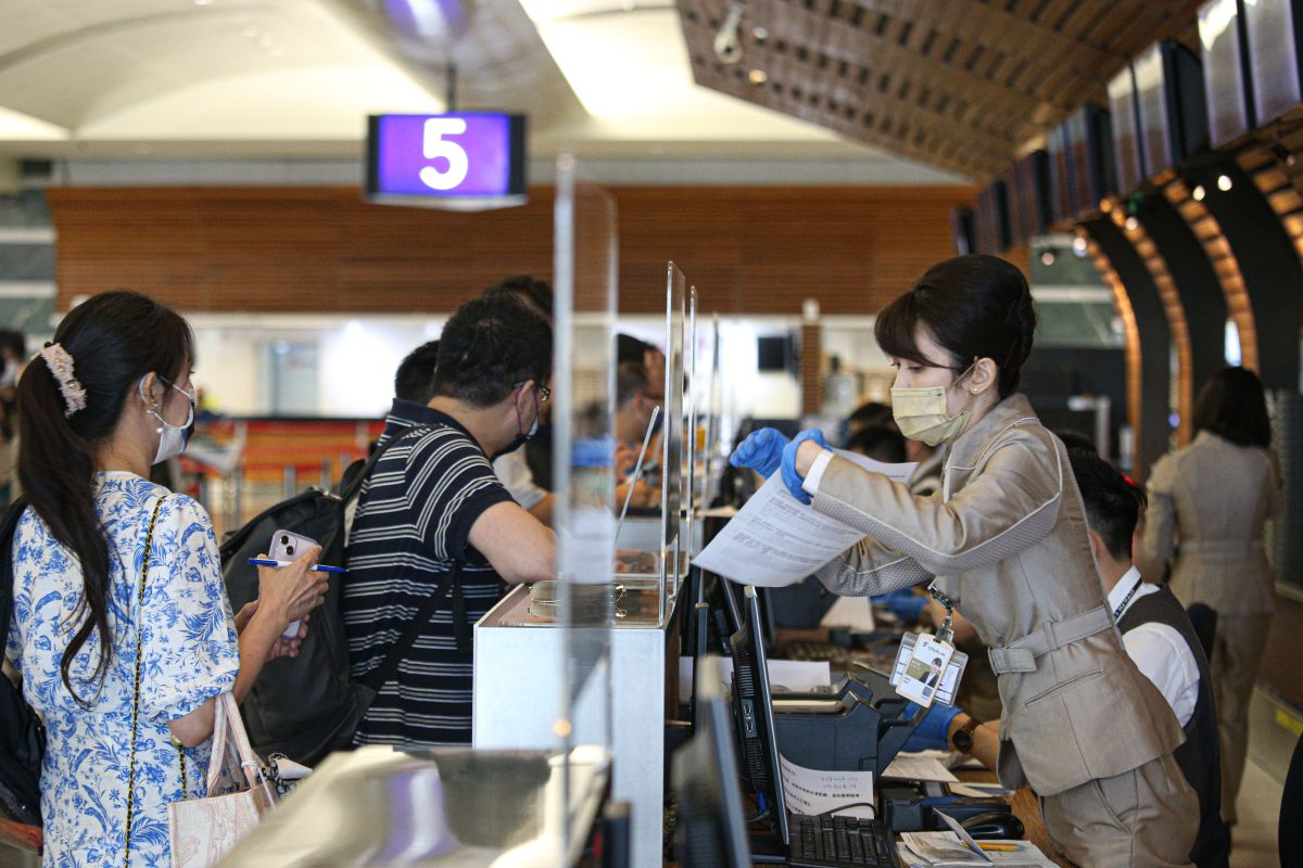 ▲交通部觀光局今（30）日下午才剛公布「旅行業辦理入、出境團體旅遊操作指引」，其中要求針對團體旅客，「出境需打3劑疫苗才能出團」，不過後續經旅遊業者反應，觀光局今（30）晚修正後，決議拿掉該項規定。(圖／記者葉政勳攝)