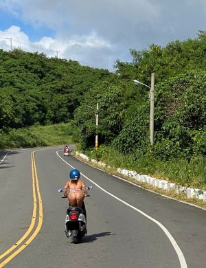 火辣的騎車背影,讓貼文短時間內飆破兩萬人朝聖。 ▲火辣的騎車背影,讓貼文短時間內飆破兩萬人朝聖。
