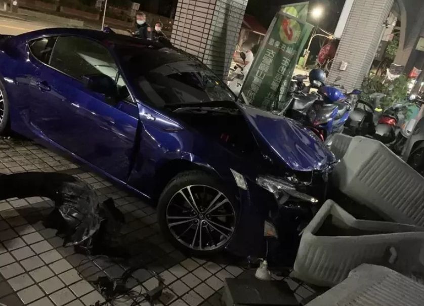 ▲高雄黃姓男子行經文慈路、重愛路時，不明原因失控衝進騎樓。（圖／翻攝畫面）