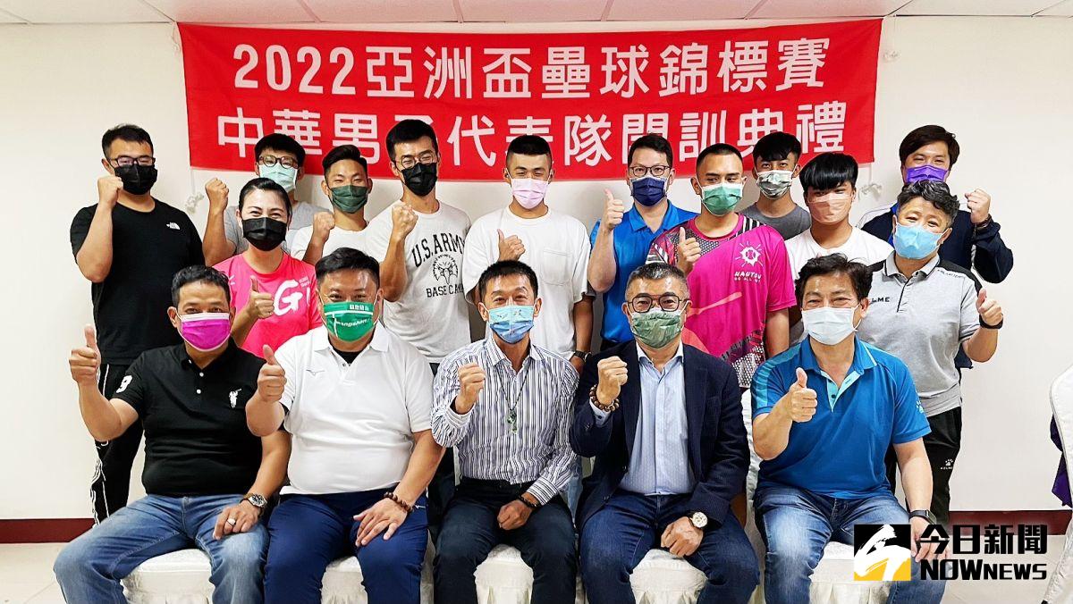 ▲2022亞洲壘球錦標賽代表隊的開訓典禮25日於高雄市鳳山區舉行，立法委員許智傑、中華壘協副理事長吳尚謙特地到場關心開訓並與這屆台灣隊長，民進黨高市鳳山區議員參選人蘇致榮及全體隊員合影。（圖／記者郭俊暉攝）