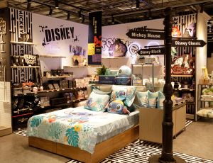 ▲HOLA斗六店設立迪士尼專區，並運用精緻化陳列提升大約2成的商品數。（圖／特力屋提供）