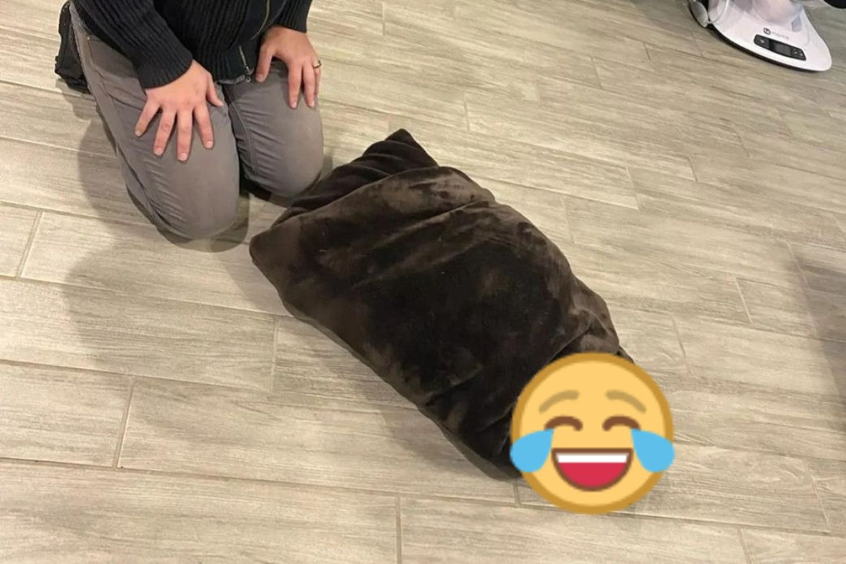 ▲一名準爸爸正在練習包嬰兒，不過「寶寶」看起來似乎有些無奈！（圖／Reddit帳號slumberpartymassacre）