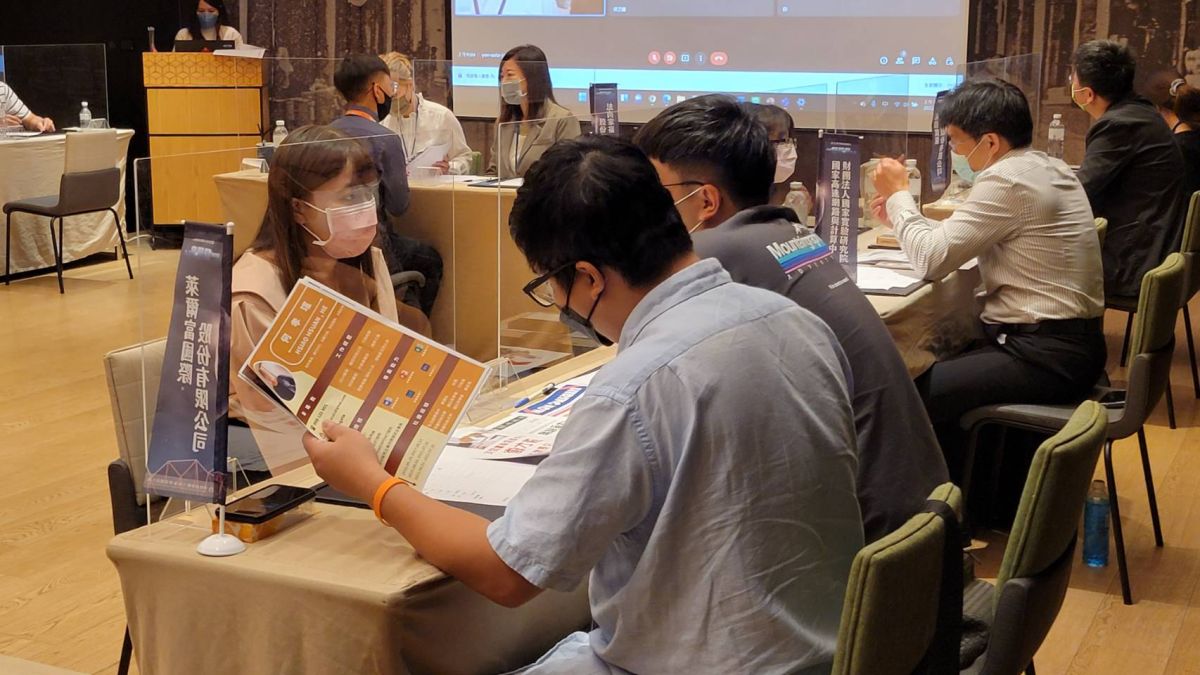 ▲學員今日進行企業模擬面試，提前感受正式面試的過程，提升求職臨場感（圖／記者林怡孜攝，2022,06,26）