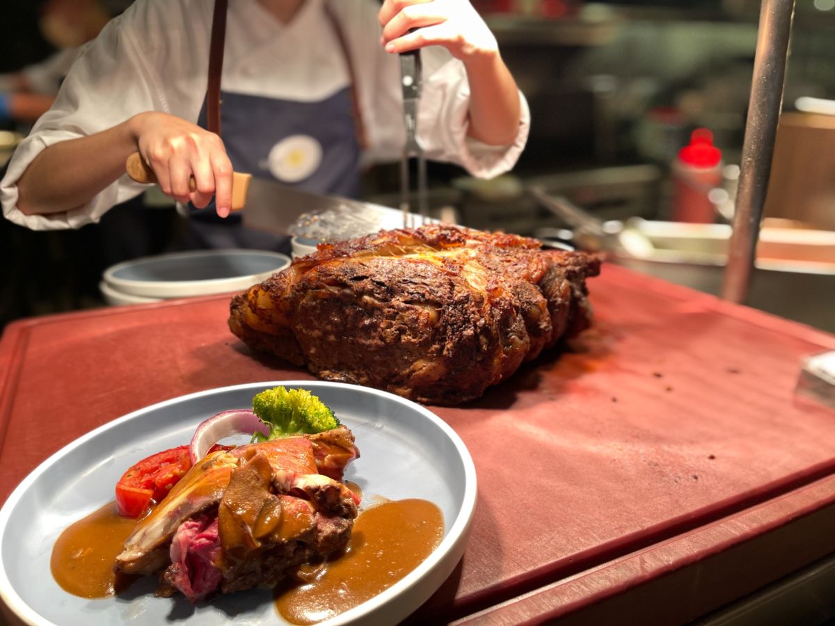 ▲台北喜來登十二廚現切肋眼牛排吃到飽，相當受到饕客青睞。（圖／台北喜來登大飯店提供）