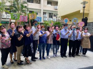 森林種籽托嬰中心開幕 創辦人:不打小孩、用愛灌溉 ▲台中森林種籽托嬰中心開幕,交通部長林佳龍等各界貴賓到賀。(圖/記者金武鳳攝,2022.6.26)