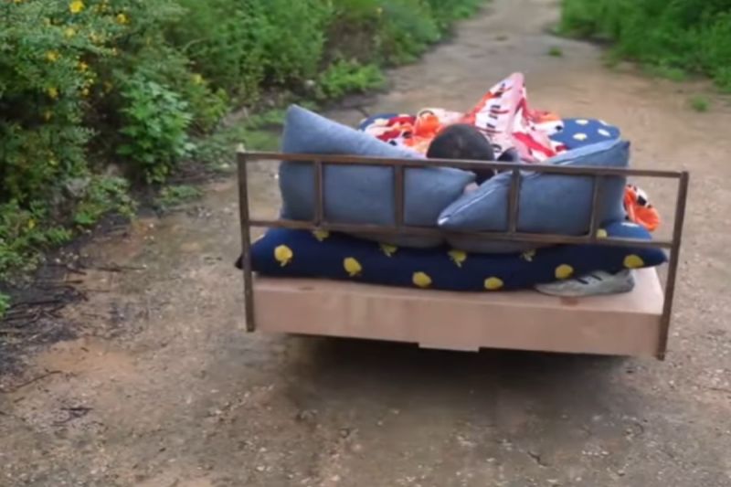 ▲中國一名男子自製「電動床車」，躺在床上就可以出門！（圖／翻攝自Youtube頻道VDS NEWS-CN）