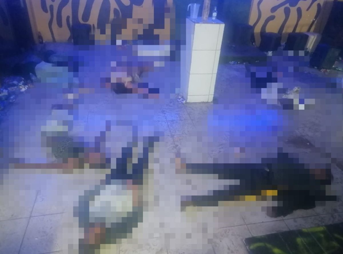 ▲南非南部東開普省東倫敦一間夜店「恩尤貝尼酒館」當地時間26日凌晨驚傳至少17人離奇倒地死亡，警方正封鎖現場展開調查。（圖／翻攝自推特）