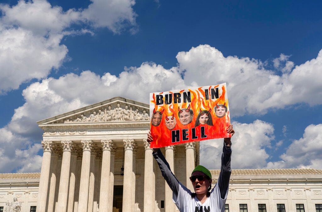 ▲3名熟知內幕的消息人士說，聯邦最高法院推翻保障墮胎權的「羅訴韋德案」歷史性裁決後，白宮官員考慮公布範圍較小的公衛指令作為因應，以保護在全美各地取得墮胎藥的管道。（圖／美聯社／達志影像）