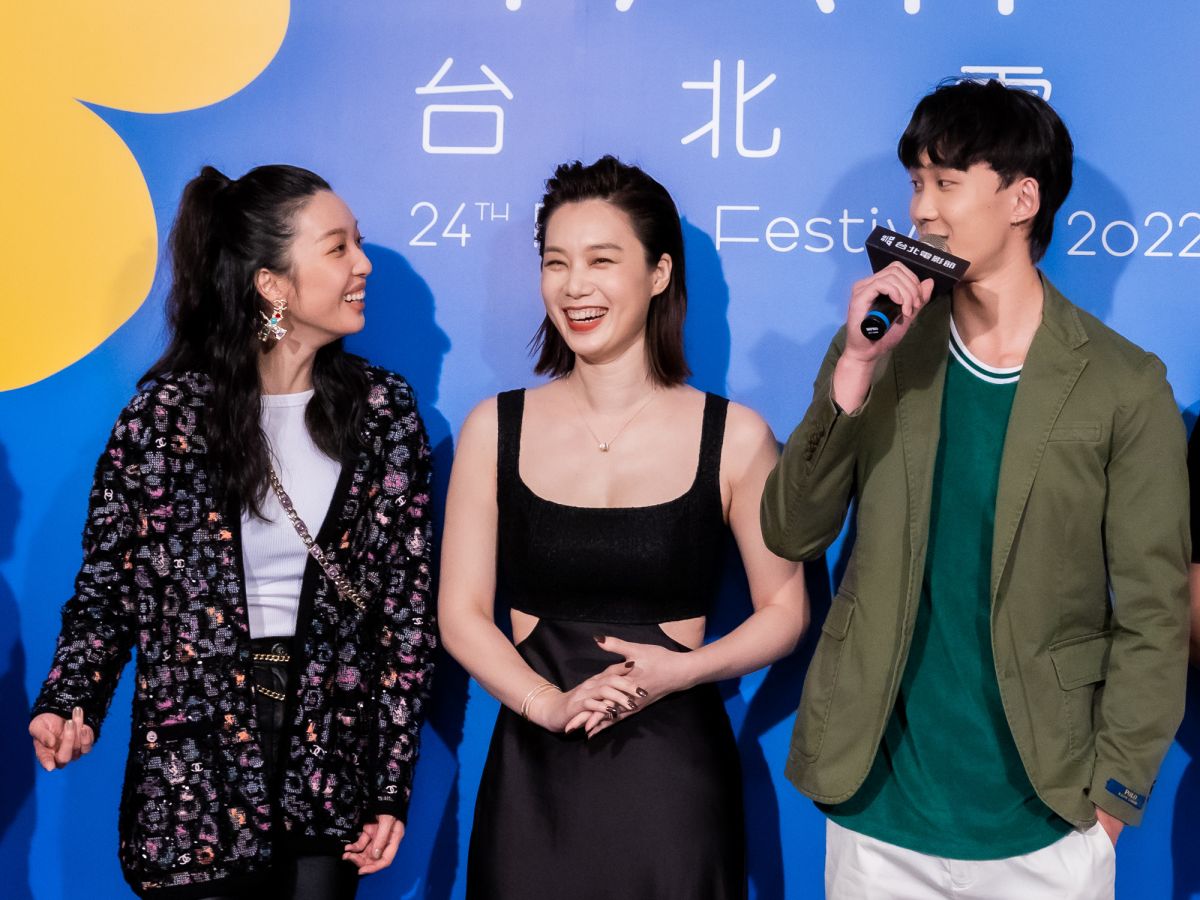 ▲王渝萱（左）和葉廷麒（右）在《小藍》中有海邊激情戲。（圖／台北電影節提供）